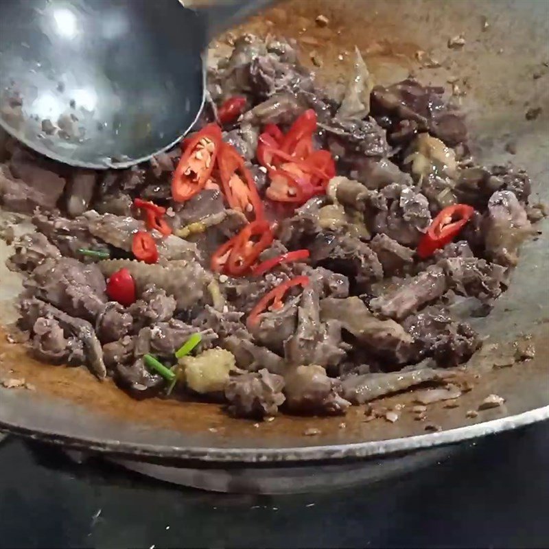 Xào chim bồ câu băm trên lửa lớn để thịt săn lại và thấm vị