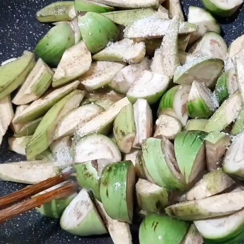 Xào chuối xanh và cà pháo cho món cá trê om chuối đậu