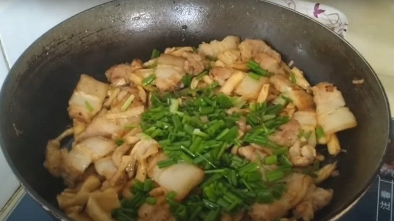 Xào củ cải khô cùng thịt lợn và gia vị thấm đều