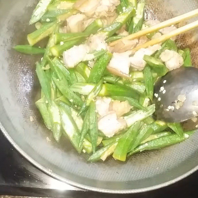Xào đậu bắp với thịt ba rọi trên lửa lớn