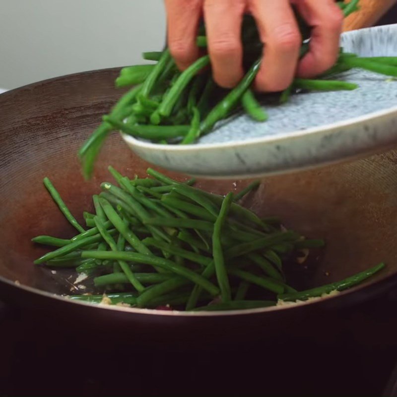 Xào đậu que với sốt tương đen