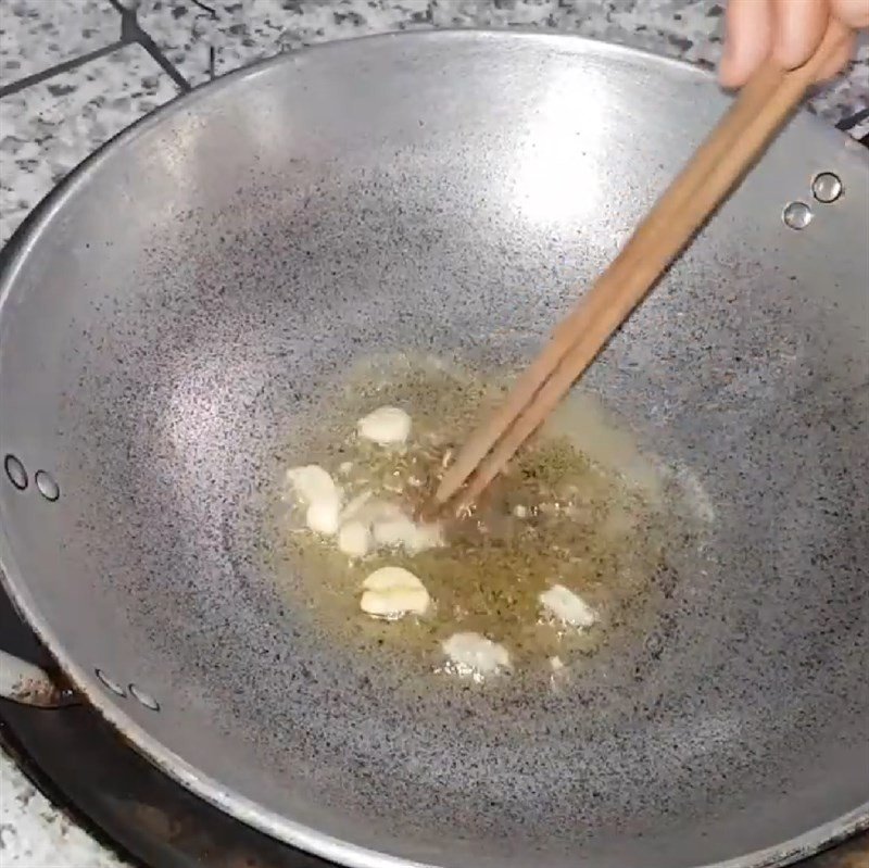 Xào dứa và ngao trên chảo nóng