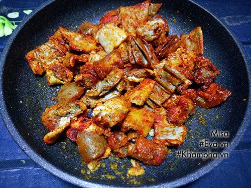 Xào gân bò với sốt kho để ngấm vị