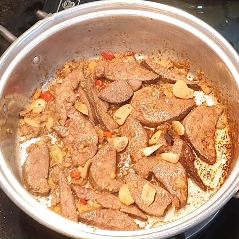 Xào gan lợn chín tới