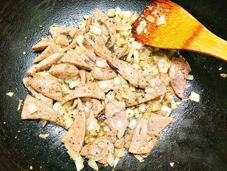 Xào gan với hành tây, gừng và ớt