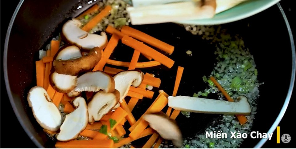 Xào hành boa rô cùng rau củ và nấm cho món miến xào chay