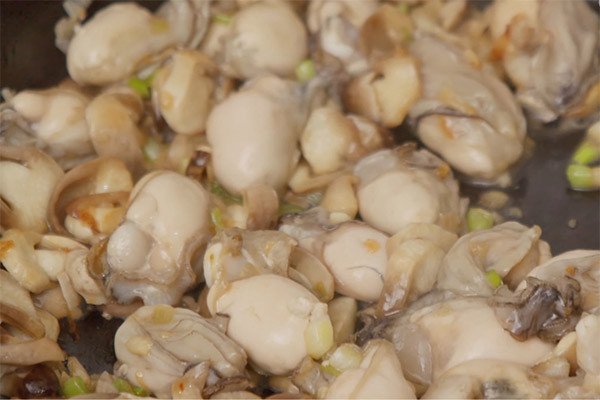 Xào hàu và nấm rơm cho cháo hàu
