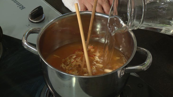Xào kim chi và hành boa rô trước khi nấu canh