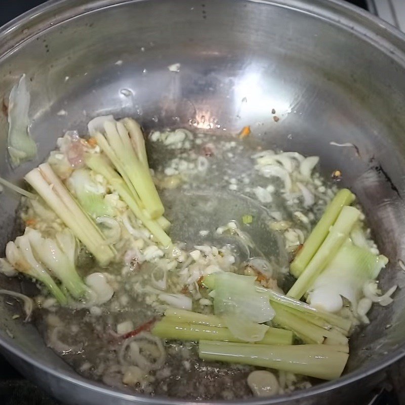 Xào lươn và chuẩn bị nước lẩu thơm ngon