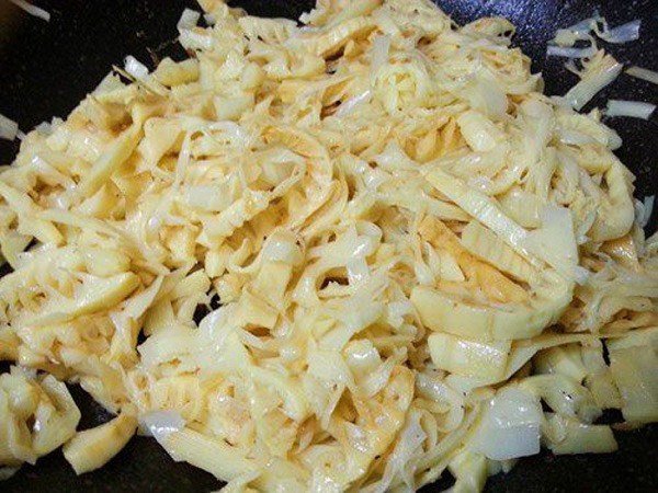Xào măng cho chín ngấm đều gia vị nấu vịt xáo măng