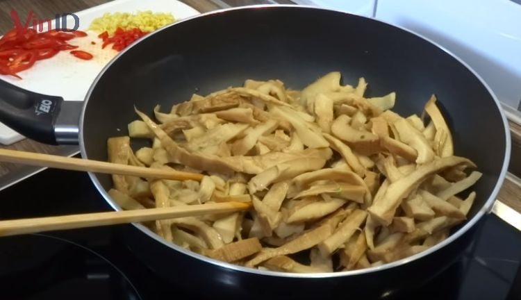 Xào măng tre và nấm hương để nấu bún măng gà