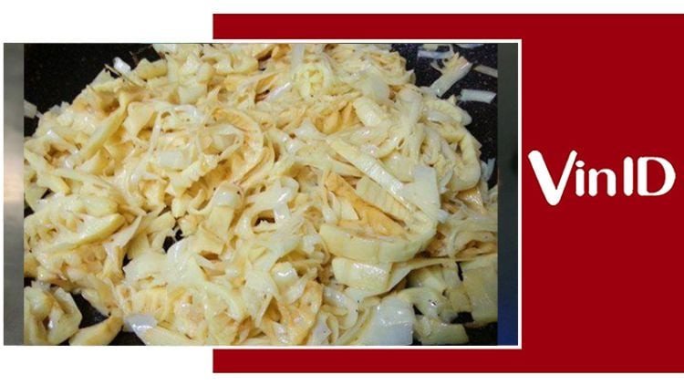 Xào măng tươi chín mềm, thơm ngon cho món bún măng vịt