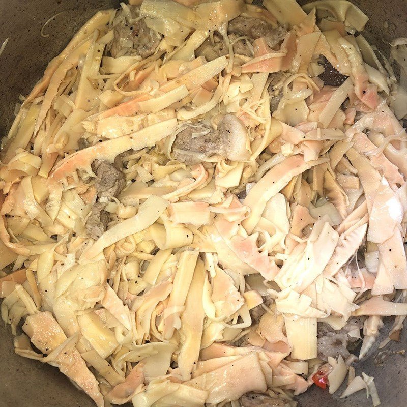 Xào măng tươi với thịt heo trong chảo