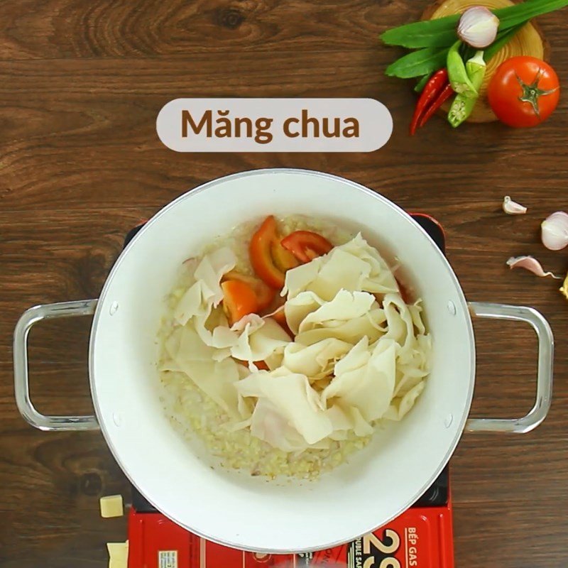 Xào măng và cà chua tạo hương vị cho lẩu ếch măng cay