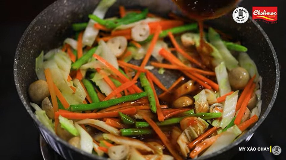 Xào mì cùng rau củ và nước sốt thơm lừng