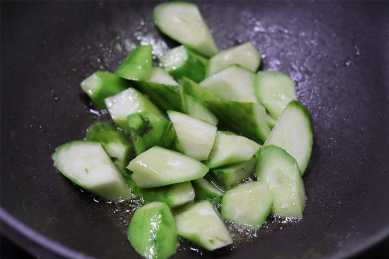 Xào mướp trên chảo chống dính với tỏi phi thơm để đảm bảo độ giòn ngon