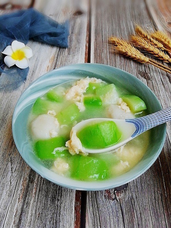 Xào mướp trước khi nấu canh mướp suông để giữ màu xanh