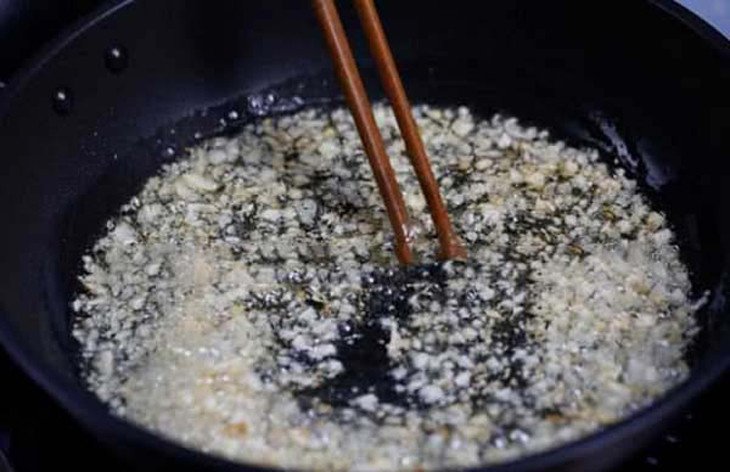 Xào ngao nhanh tay để ngao mở miệng đều