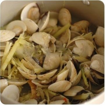 Xào ngao với nước sốt sả ớt thơm lừng
