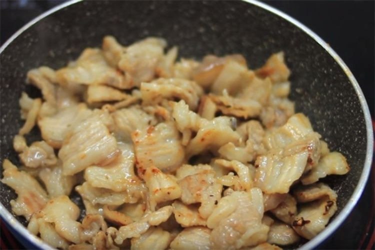 Xào nhân tôm và thịt heo cho món bánh ép Huế thơm ngon