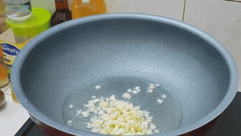Xào nhanh cải thìa trên lửa lớn để giữ độ giòn và xanh tươi