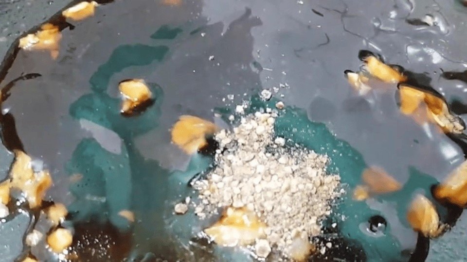 Xào rau cải thìa nhanh trên lửa lớn để giữ độ giòn