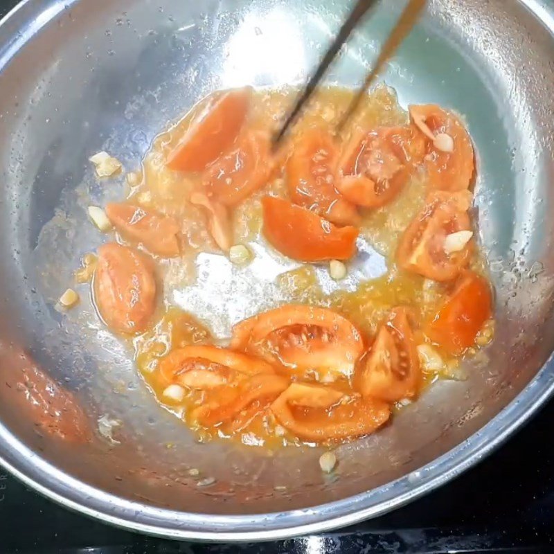 Xào rau cần và cà chua trên chảo nóng