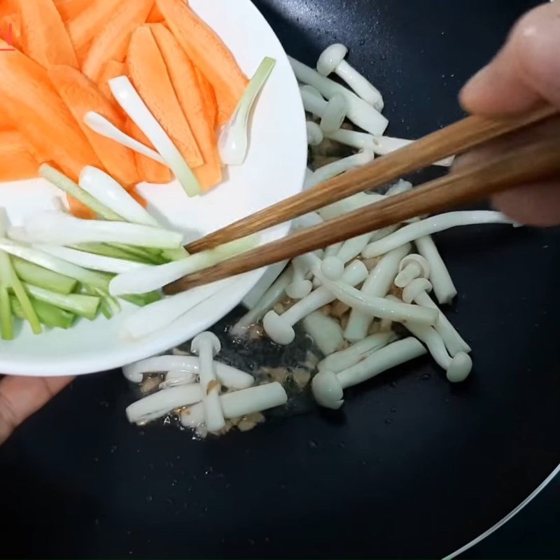 Xào rau củ cho món mì tôm