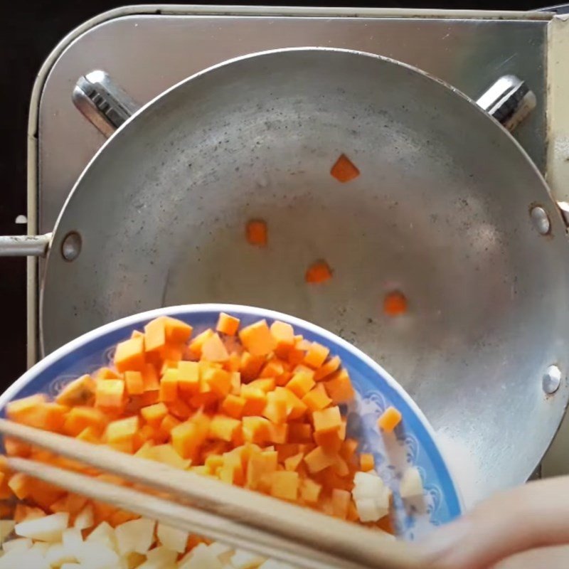 Xào rau củ như khoai tây và cà rốt