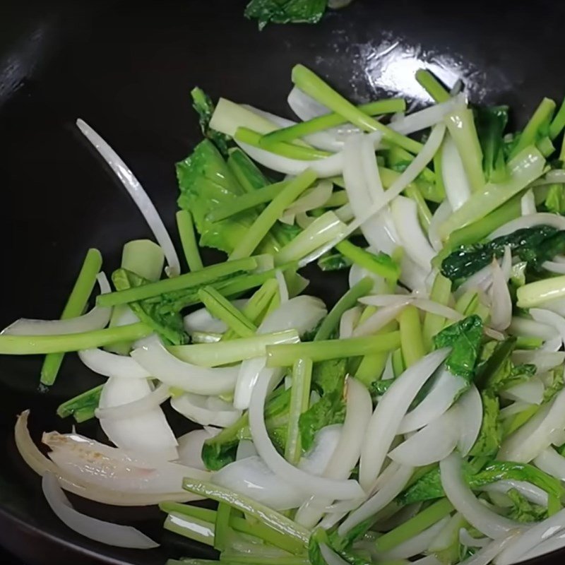 Xào rau củ tươi ngon cho món bún khô xào chay