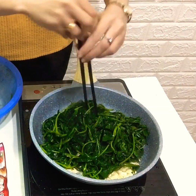 Xào rau khoai trên lửa lớn giữ độ giòn