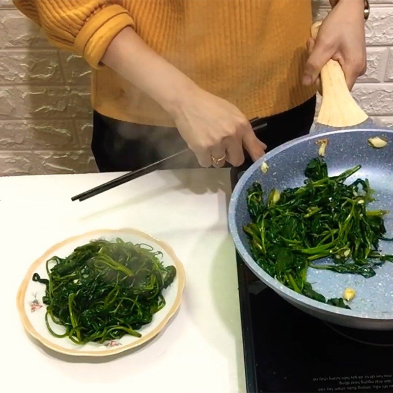 Xào rau lang với tỏi