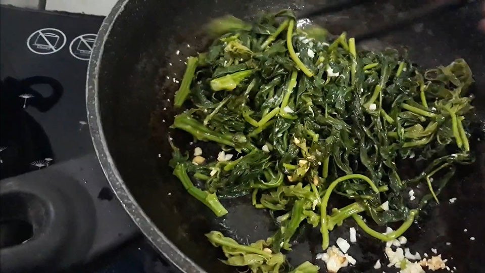 Xào rau sắn tươi với tỏi