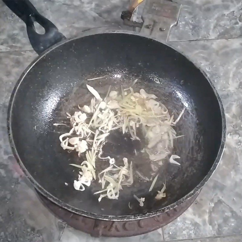 Xào sả trong chảo