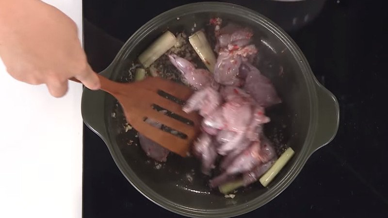 Xào săn thịt ếch với gia vị cho món lẩu ếch lá giang