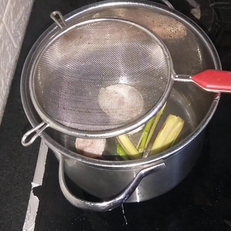 Xào sơ cá bớp với sả cho canh chua