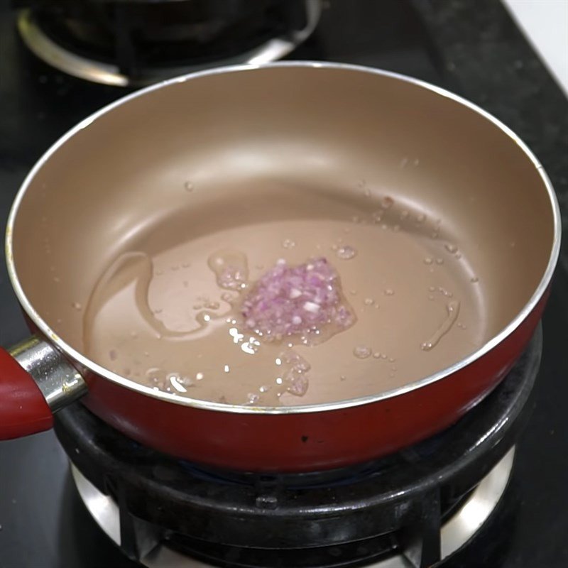 Xào sơ cá lóc trước khi cho vào bánh canh