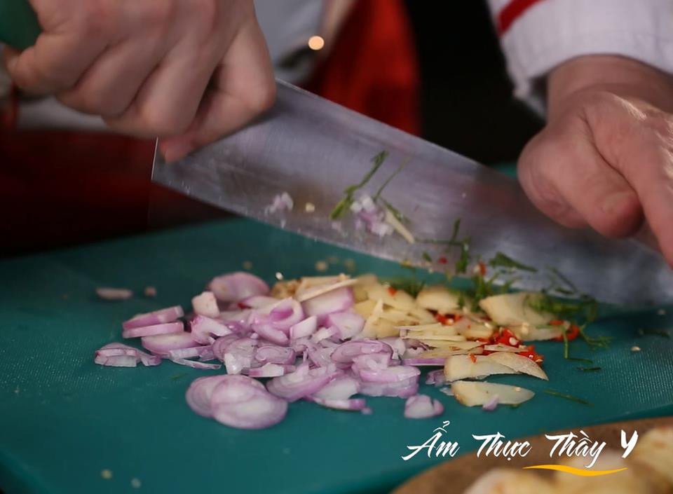 Xào sơ các loại hương liệu tự nhiên, bước quan trọng để có nước lẩu Tom Yum chua cay đúng điệu.