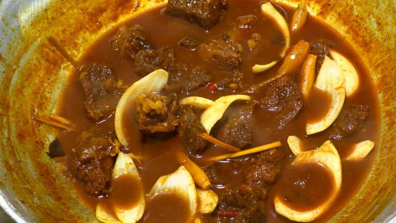 Xào sơ các nguyên liệu rau củ và thịt bò