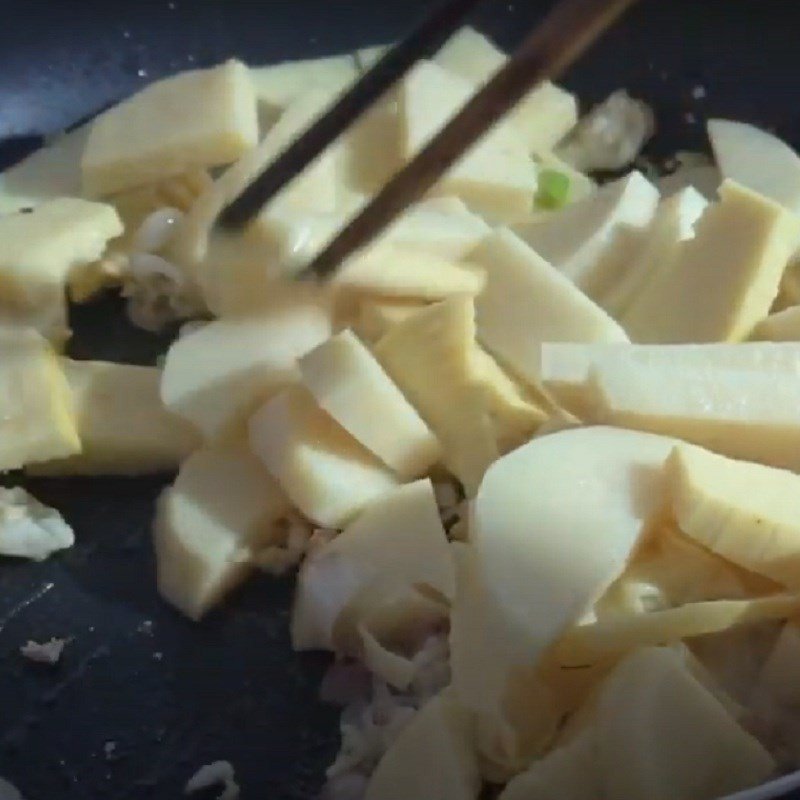 Xào sơ măng chua và các nguyên liệu cho canh cá tầm