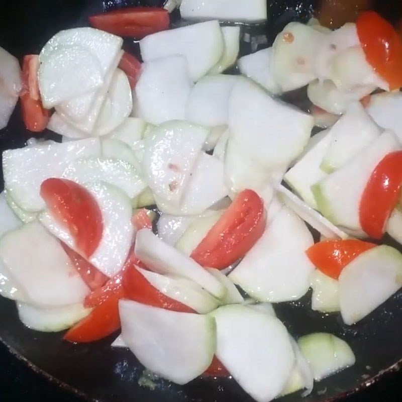 Xào su hào cà chua trên chảo nóng