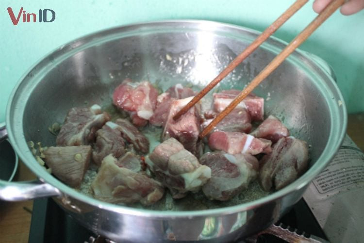 Xào sườn heo làm nền nước dùng lẩu lòng lợn thơm ngon