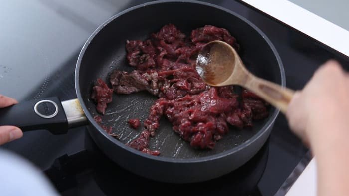Xào tái thịt bò trên chảo nóng