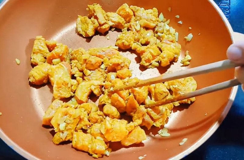 Xào thịt ba chỉ đã ướp gia vị trên chảo để thịt săn lại