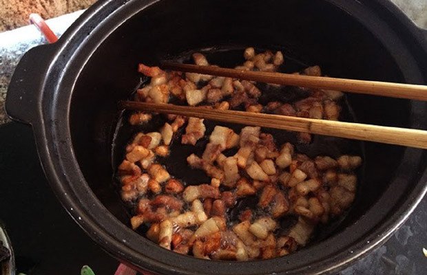 Xào thịt ba chỉ săn vàng để làm kho quẹt