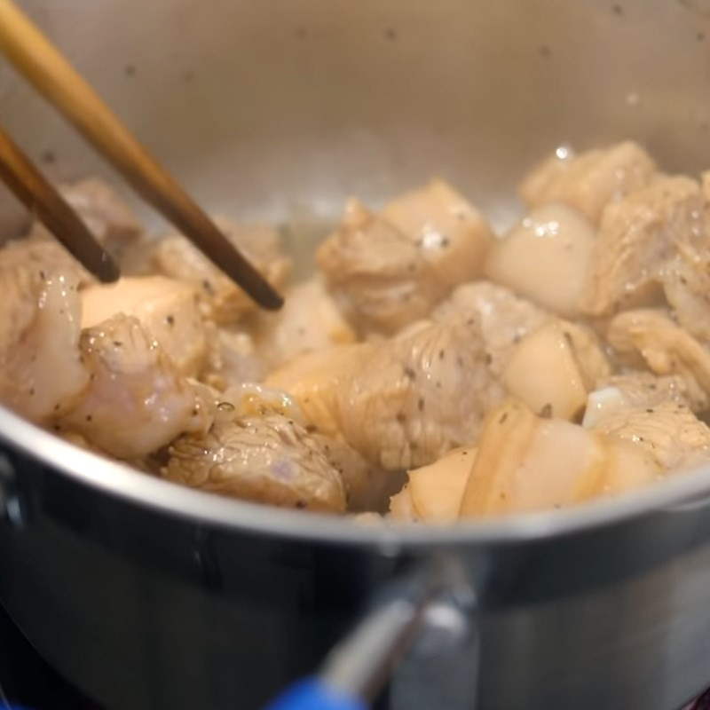 Xào thịt ba chỉ trên bếp cho săn lại trước khi kho trám