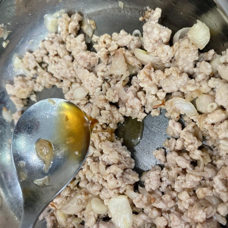 Xào thịt băm cho đến khi săn lại