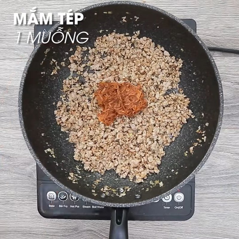 Xào thịt băm cùng mắm tép trên chảo nóng