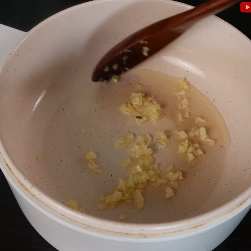 Xào thịt băm để nấu canh chua thịt