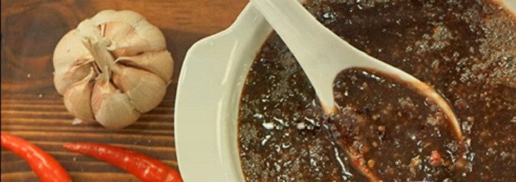 Xào thịt băm và chế biến mắm ruốc sệt với đường, chanh, ớt bột, làm phần nhân chính cho bánh tráng mắm ruốc